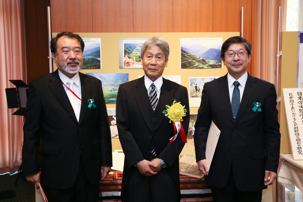 清水展（名誉教授）が『草の根グローバリゼーション─世界遺産棚田村の文化実践と生活戦略』により第107回 2017年日本学士院賞を受賞しました。